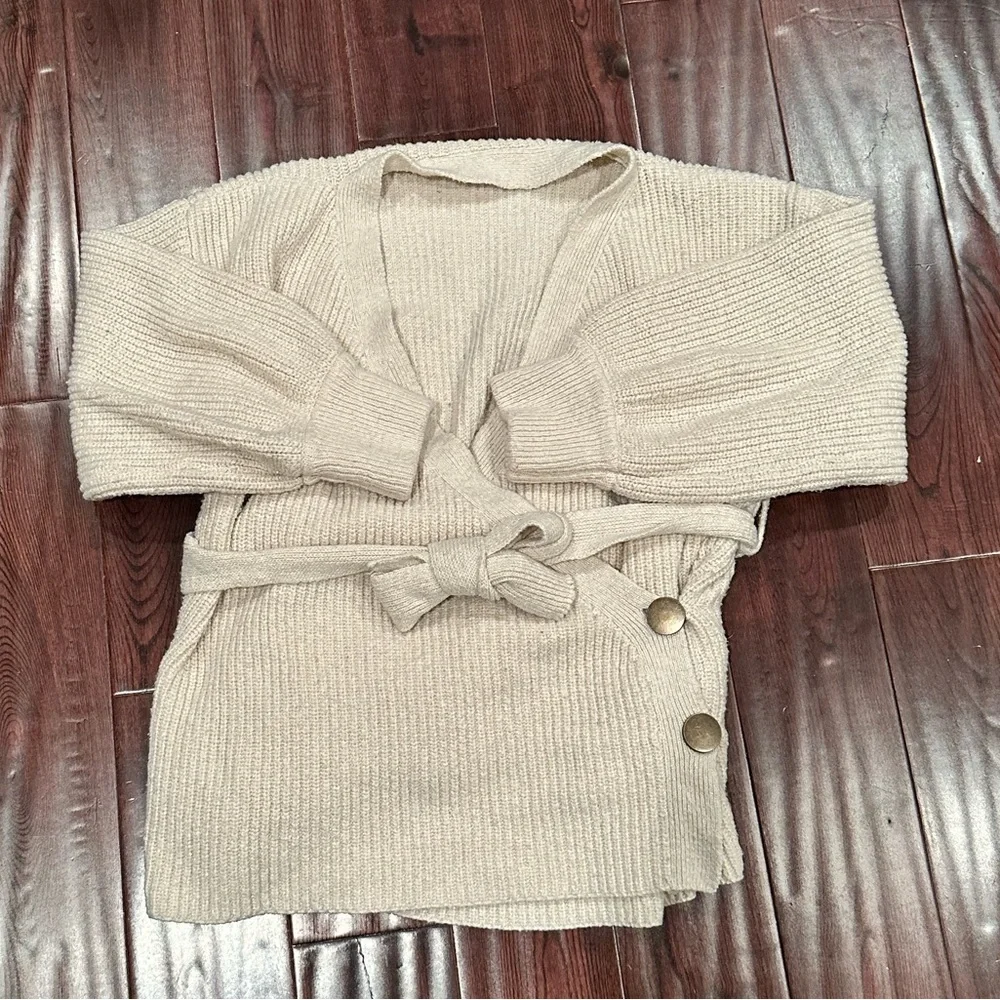 Cream wrap sweater with belt and gold details - Picture 4 of 6